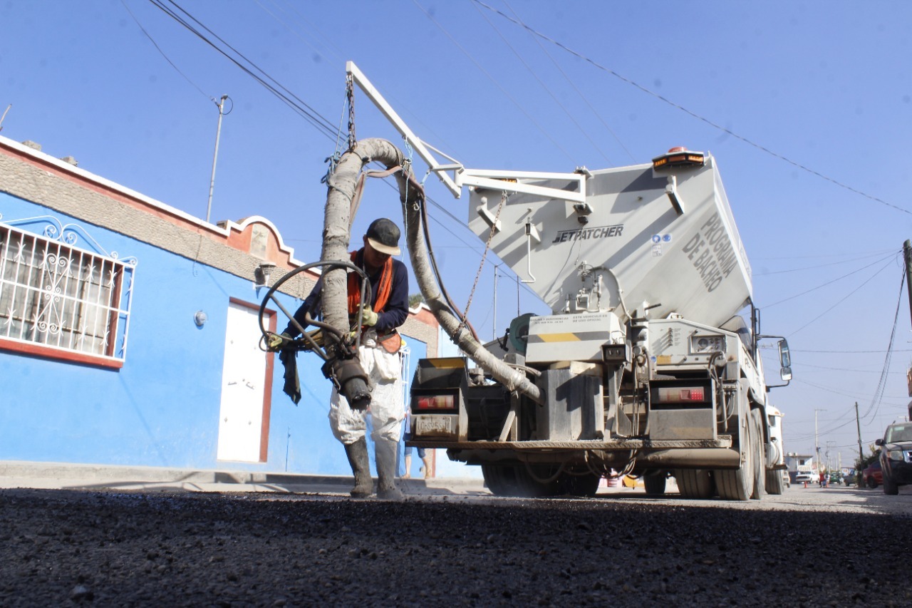 En 40 días de gobierno, Obras Públicas ya rehabilitó 7 mil metros cuadrados de calles - San Luis Potosí