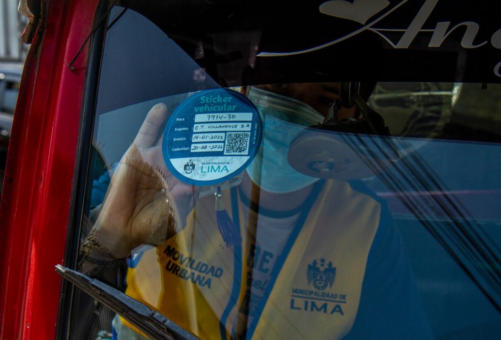Cercado: MML coloca stickers con código QR a mototaxis formales