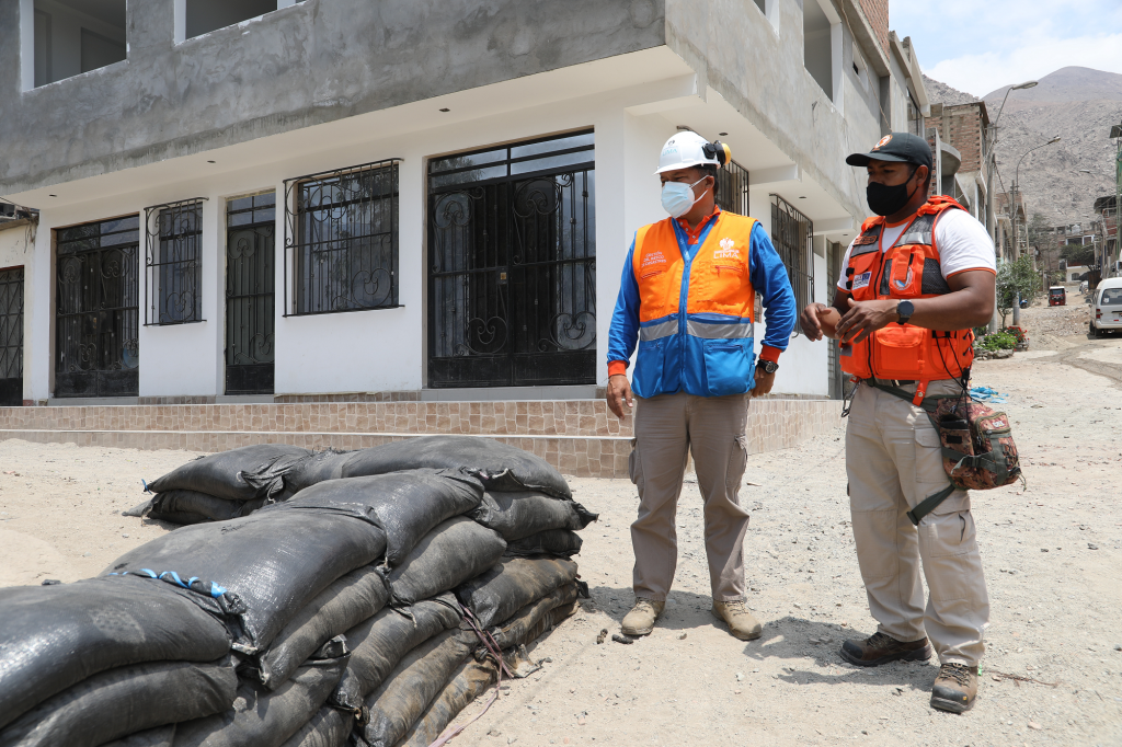MML supervisó la colocación de sacos terreros para conformar diques de protección en Lurigancho - Chosica