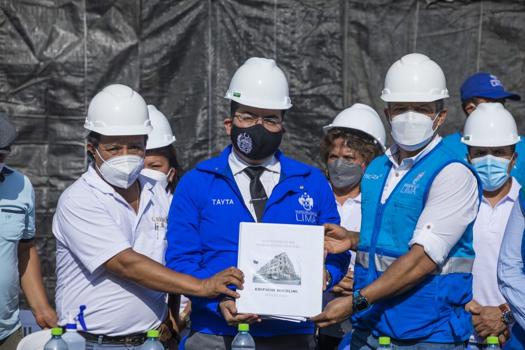 MML y empresarios de galería Nicolini inician proceso de demolición de inmueble siniestrado
