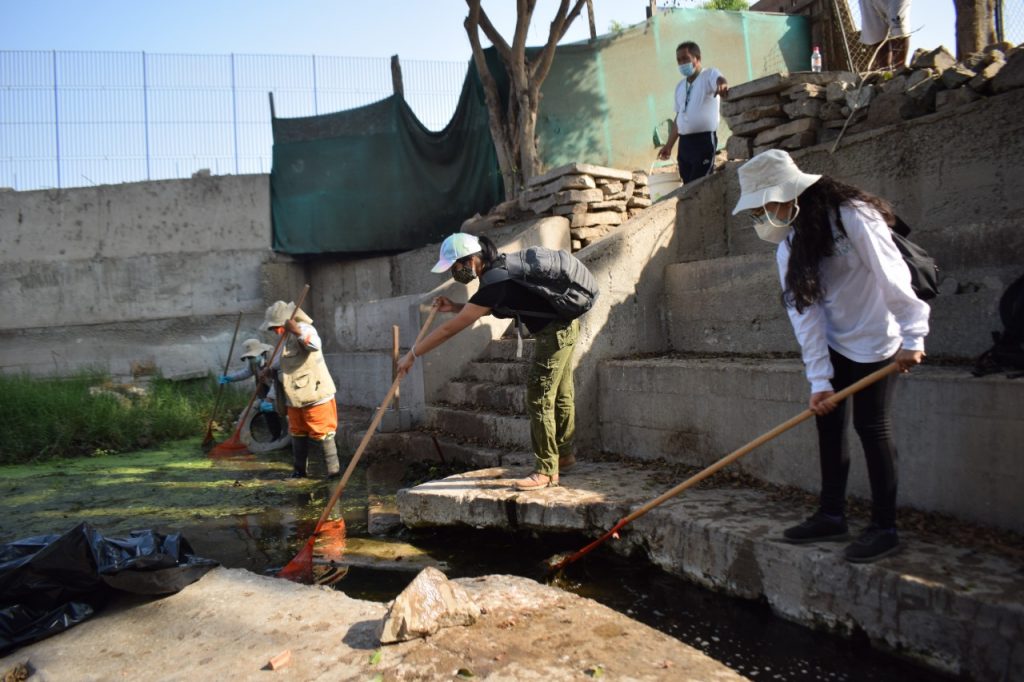 Niños limpian Pantanos de Villa por el Día de la Tierra