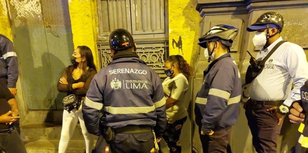 Serenos de Lima intervienen a personas que asaltaron a hombre en muletas