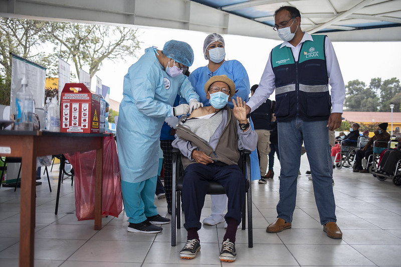 Adultos mayores del albergue municipal Aráoz reciben vacuna contra la influenza