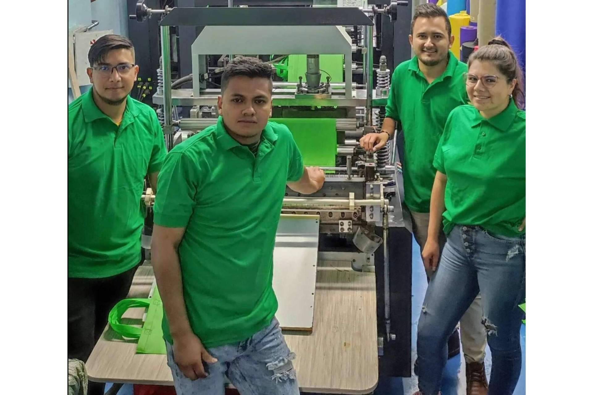 Bolsas ecológicas con la joven empresa en crecimiento Ecovixus