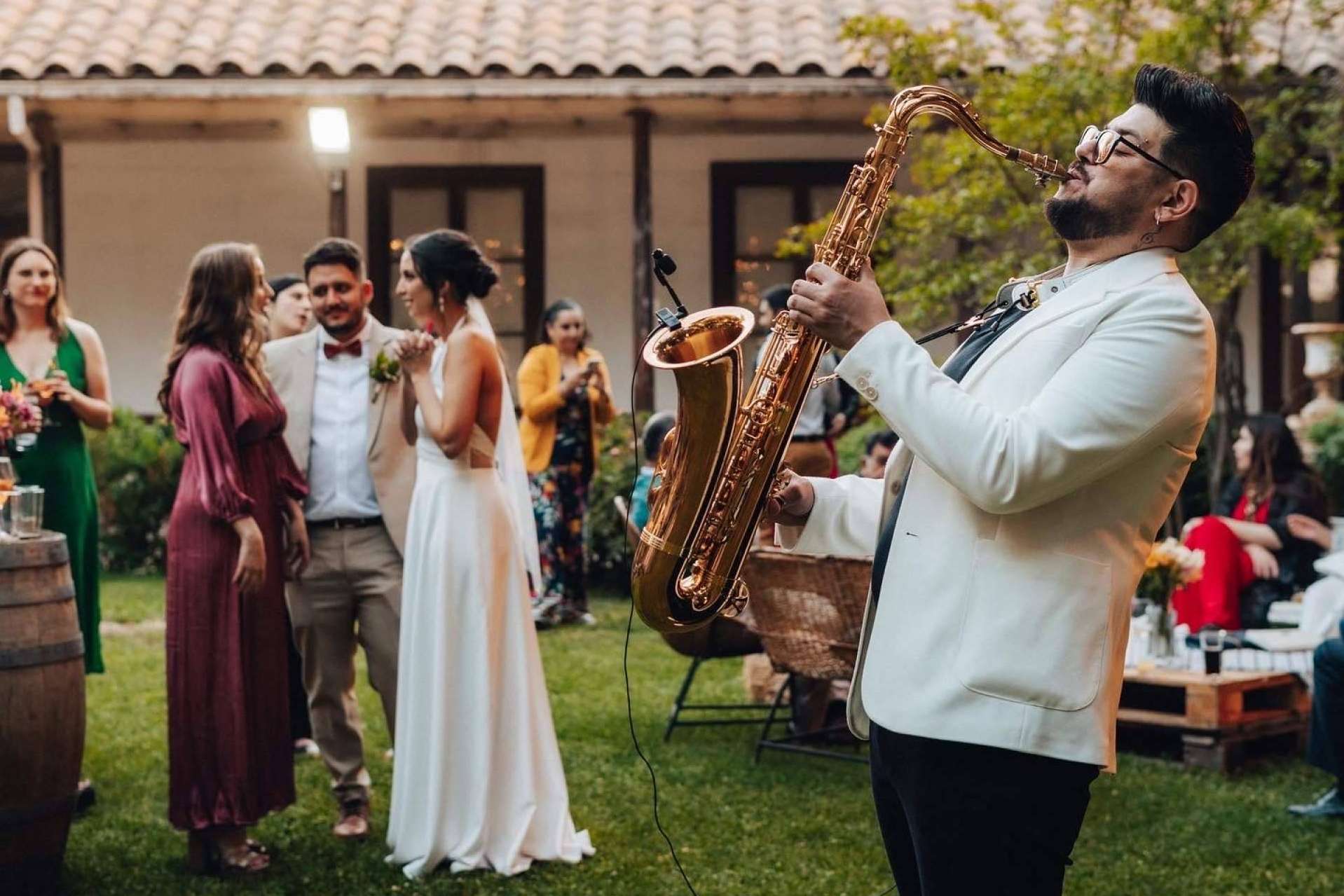 Una celebración de matrimonio puede ser diferente gracias a la  música en vivo de un saxofonista