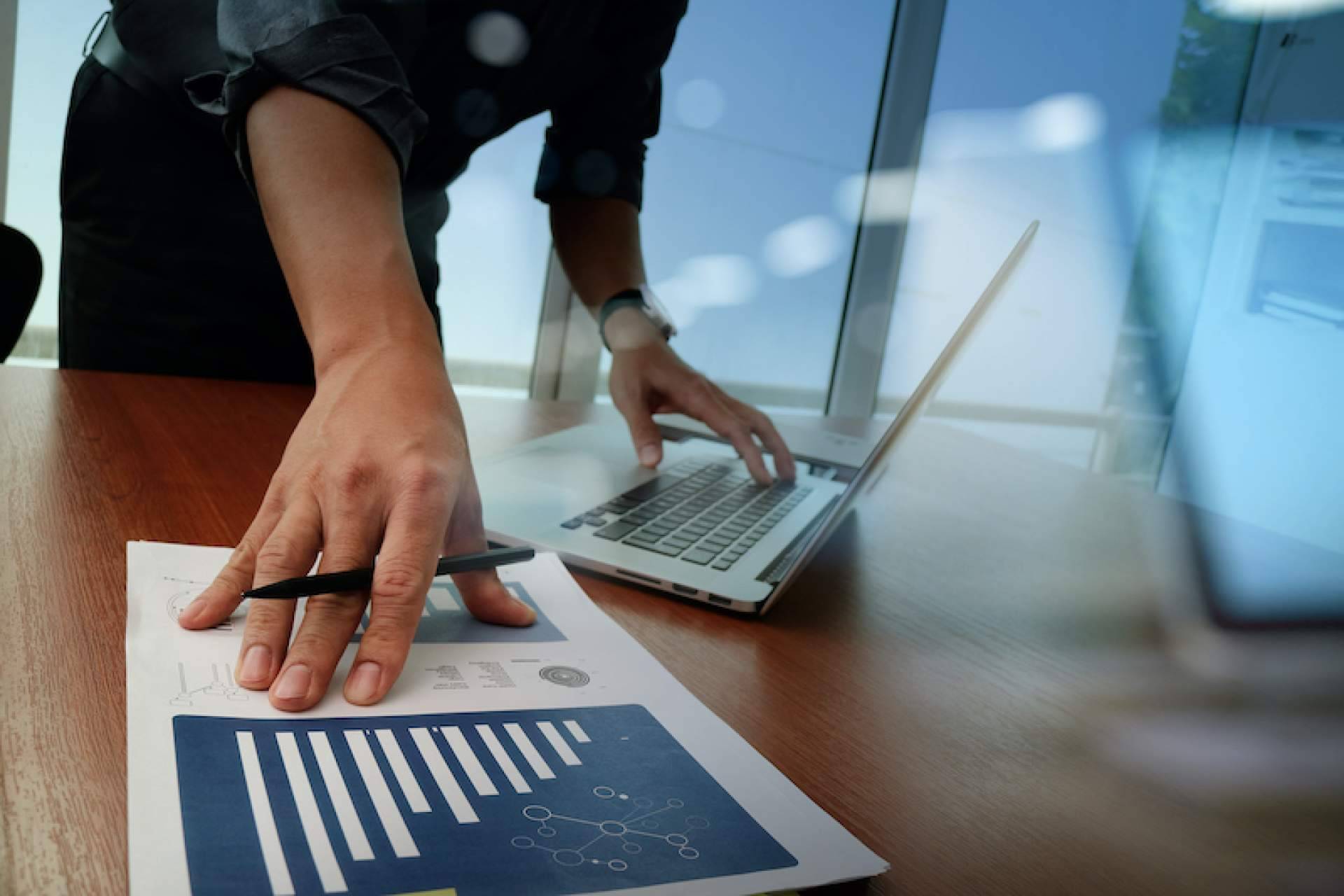 ¿Cuáles son los principales beneficios de contratar los servicios de marketing digital para empresas?