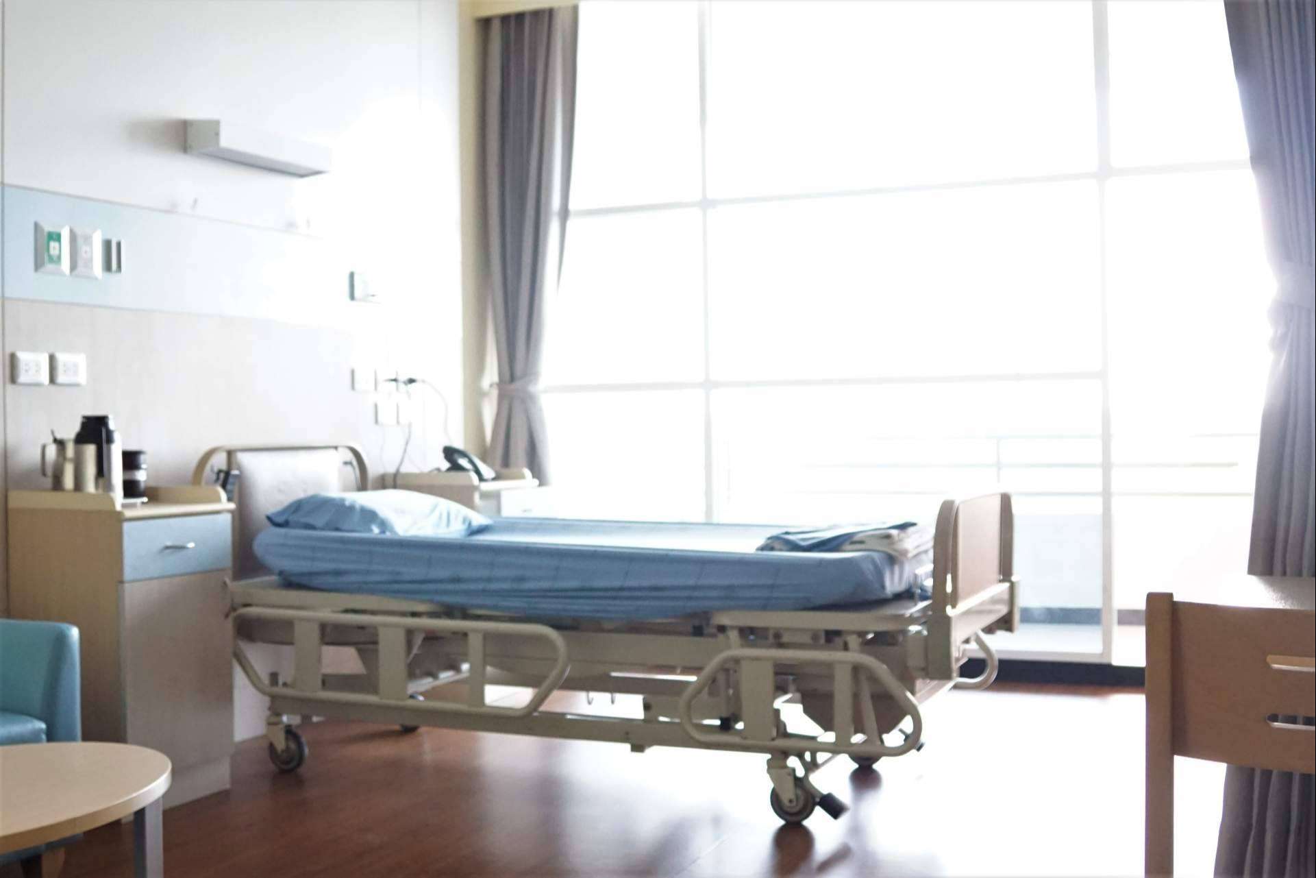 Distintas opciones de camas hospitalarias eléctricas y mecánicas con EQUIMED