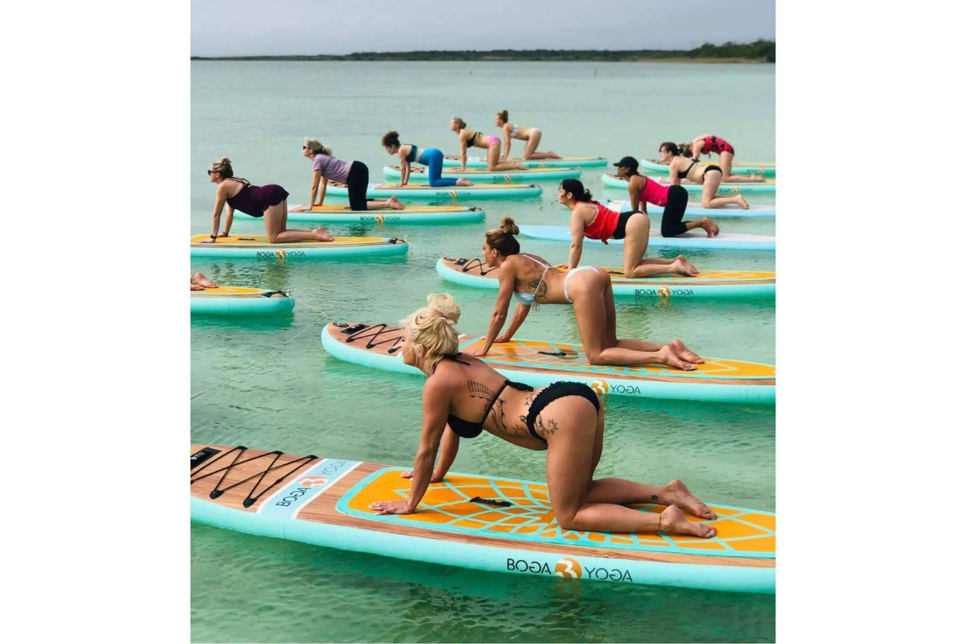 Disfrutar de las clases de yoga en tablas de paddle board  de Tulum Adventure