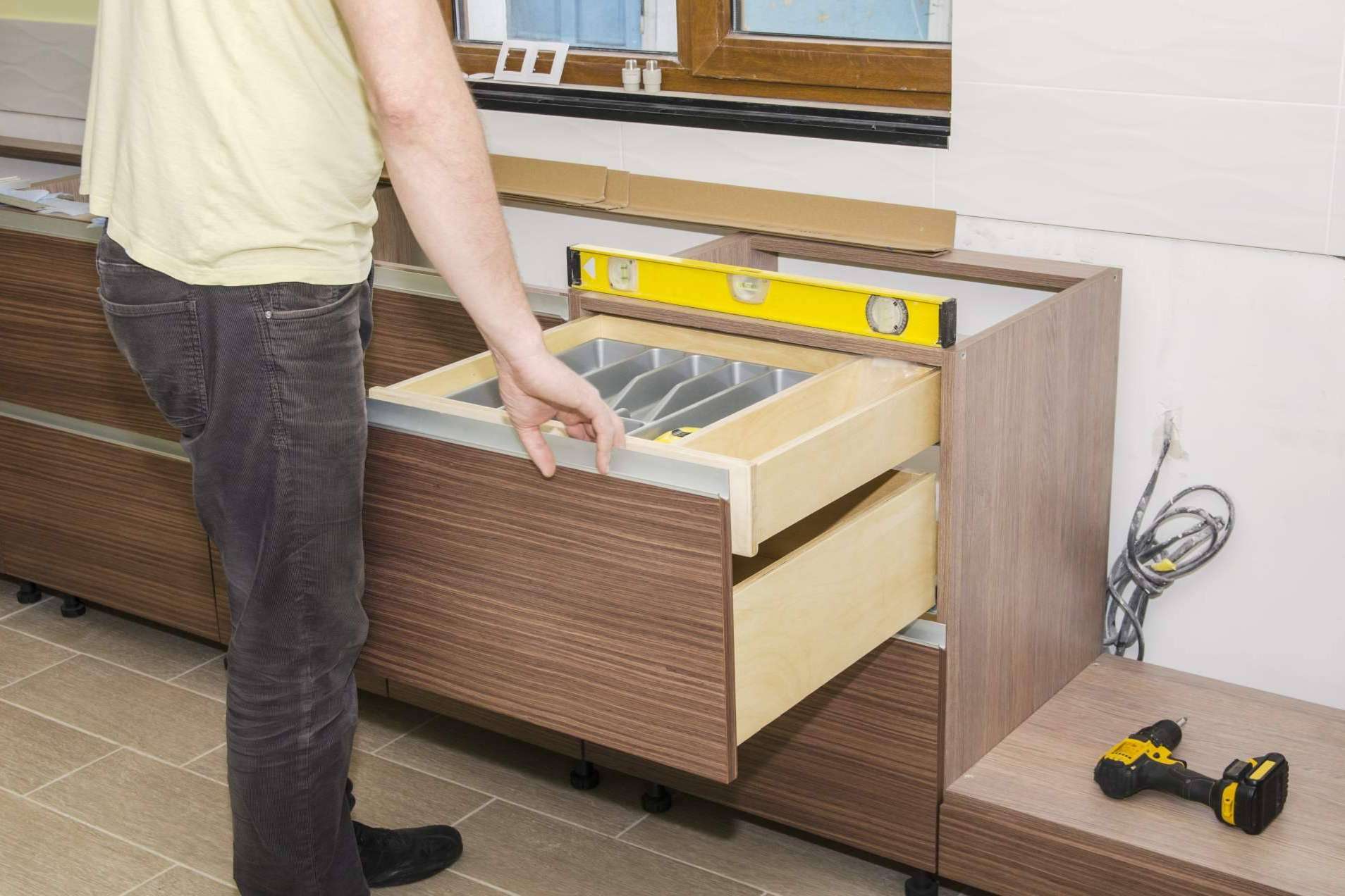 América Distribution Center pone a disposición herrajes para muebles